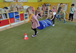 Dzieci ćwiczą sprawność ruchową